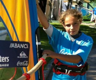 nina tomando una tabla de windsurf